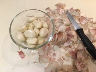 9、肉骨茶面线,蒜头去皮洗干净