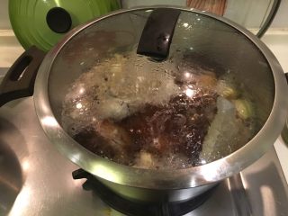 14、肉骨茶面线,烧开后转中火加盖煮50分钟～1小时