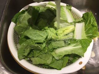 17、肉骨茶面线,切成适当大小洗净沥干