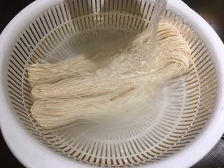 18、肉骨茶面线,面线在水里洗掉上头的粉