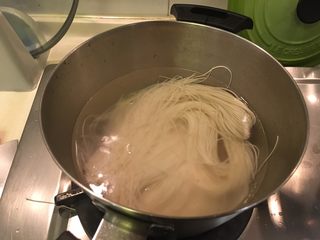 19、肉骨茶面线,烧水下面线