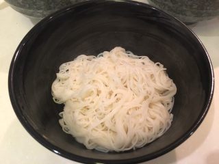 20、肉骨茶面线,捞起放进大碗