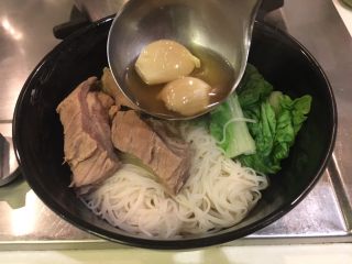 23、肉骨茶面线,将肋排、青菜夹进面碗，淋上茶汤（药汤）