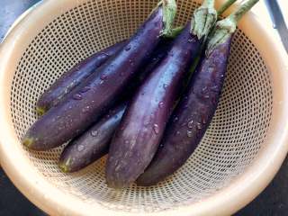 1、油浸蟹味菇拌烤茄子,茄子整根洗净，用厨房纸吸干表面水分