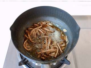 11、油浸蟹味菇拌烤茄子,待到醋收浓，放入海盐、黑胡椒碎和法香