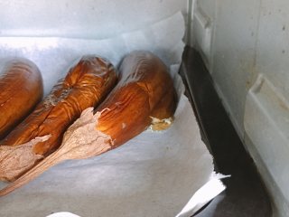 13、油浸蟹味菇拌烤茄子,茄子可能会在烤制的过程中炸裂，不要怕啊，没关系～