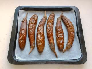 14、油浸蟹味菇拌烤茄子,烤完的茄子变成了皱巴巴的咖啡色，请忽略外表
