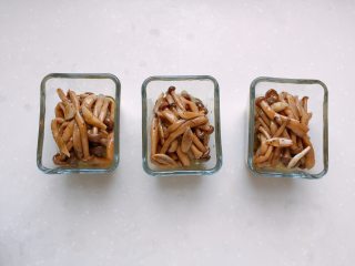 18、油浸蟹味菇拌烤茄子,上面铺上油醋汁浸蟹味菇