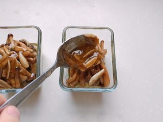 19、油浸蟹味菇拌烤茄子, 把油醋汁淋到上面