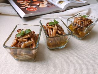 20、油浸蟹味菇拌烤茄子,最后用薄荷做装饰，酸爽可口又滑嫩的油醋汁浸蟹味菇拌烤茄子就最好啦～吃的时候拌匀即可