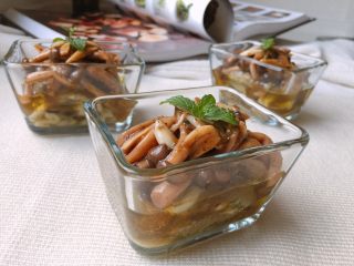 21、油浸蟹味菇拌烤茄子,子经过长时间的烤制，蒸发了不少水分，而其本身的清甜味被很好的激发了出来。配上吸饱了橄榄油醋汁、胡椒香蒜和法香的蟹味菇，真真是酸爽可口又开胃啊～