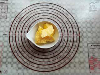 2、炫彩柠檬玛德琳,黄油切成小块备用