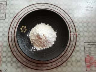 4、炫彩柠檬玛德琳,低筋面粉和泡打粉混合过筛