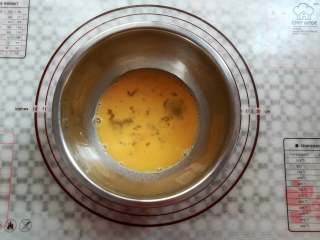 5、炫彩柠檬玛德琳,鸡蛋打散,不用打发