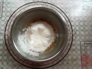 7、炫彩柠檬玛德琳,加入过筛好的面粉