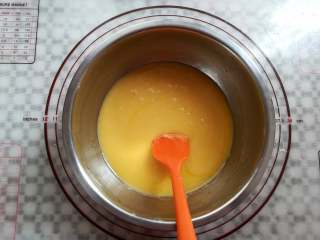 8、炫彩柠檬玛德琳,面粉混合到没有颗粒物的状态