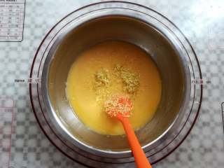 9、炫彩柠檬玛德琳,加入柠檬皮屑混合均匀