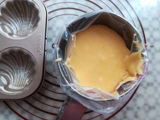 12、炫彩柠檬玛德琳,把静置好的面糊倒入裱花袋里