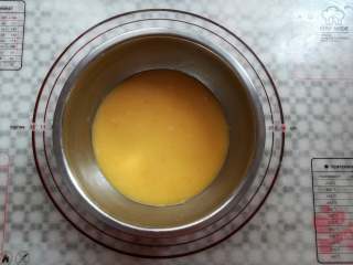 10、炫彩柠檬玛德琳,混合好的面糊放入冰箱静置冷藏1个小时