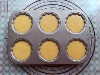 13、炫彩柠檬玛德琳,面糊挤到模具的八分满,同时预热烤箱