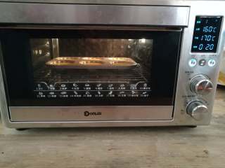 14、炫彩柠檬玛德琳,模具放入岩烤箱中层,上火160度,下火170度烤20分钟