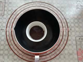 16、炫彩柠檬玛德琳,巧克力酱用温水保持融化状态