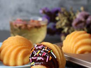 19、炫彩柠檬玛德琳,孩子很喜欢巧克力和玛德琳蛋糕的搭配