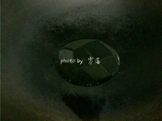 3、风味蛋焗饭,炒锅烧热后，倒入适量植物油，再次烧热；