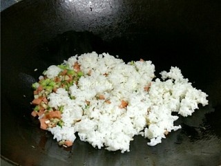 7、风味蛋焗饭,放入提前捣散的剩米饭翻炒；