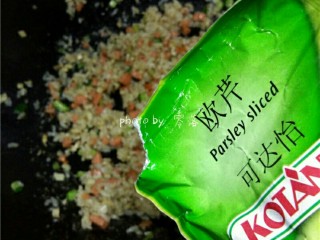 9、风味蛋焗饭,调入现磨黑胡椒粉，牛至叶，罗勒，欧芹，翻炒均匀关火；