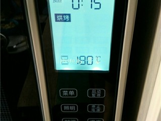 13、风味蛋焗饭,烤箱上下火180度预热，烘烤时间设置为15分钟；