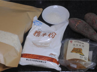 1、红薯糯米果子,所有的食材准备好