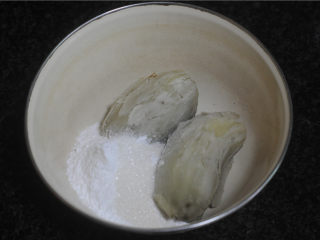 2、红薯糯米果子,红薯蒸熟后，加入粉类