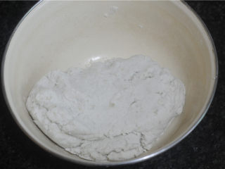 3、红薯糯米果子,将红薯碾碎成泥后跟粉类一起揉成团