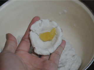 4、红薯糯米果子,粉团分成30克一个的小剂子，中间挤入少许芒果酱