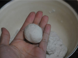 5、红薯糯米果子,包汤圆一样包好后，搓圆