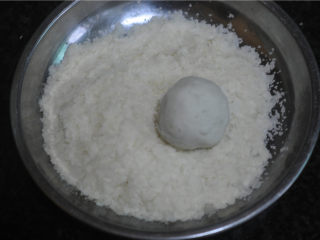 6、红薯糯米果子,在土豆糠里面打个滚，均匀沾上土豆糠