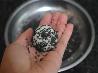 7、红薯糯米果子,稍微刷点水后，再裹上黑芝麻