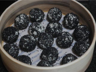 8、红薯糯米果子,摆进蒸笼，留出一定的间隔