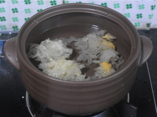 9、红薯糯米果子,银耳泡发后放入蒸笼下面的锅里，倒入大半锅水