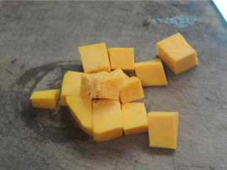 11、红薯糯米果子,蒸的时候将南瓜切块