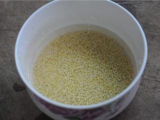 12、红薯糯米果子,小米淘洗干净