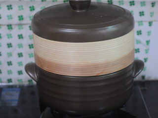 10、红薯糯米果子,将蒸笼放在上面，盖上盖子，大火开锅后再蒸十分钟