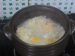 13、红薯糯米果子,十分钟到，开锅将南瓜和小米放进去