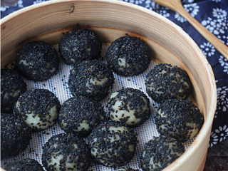 14、红薯糯米果子,继续蒸十分钟即可