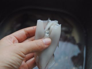 2、沙茶鱿鱼,剪开一个小口，小心取出墨囊