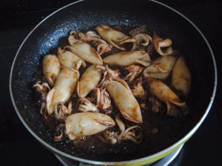 11、沙茶鱿鱼, 翻炒2分钟撒上葱花即可出锅