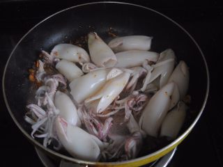 9、沙茶鱿鱼,倒入鱿鱼