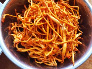 1、虫草花炖乌鸡汤,虫草花冲洗干净,不要浸泡,上面覆盖的真菌孢子粉会流失。