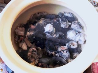 7、虫草花炖乌鸡汤,加入清水,喜欢喝汤就多加一点水。